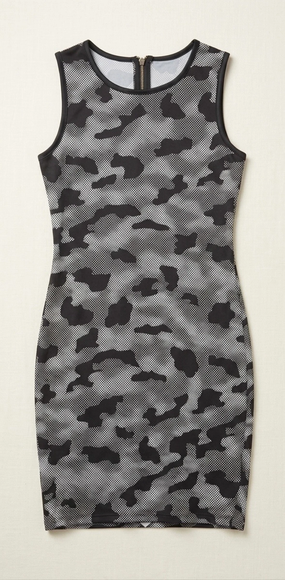 Vestido Tuba Camuflado Preto e Branco | Sem Mangas | Gola Careca